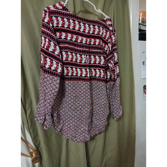 Crown & Ivy Shirts MultiColor Womens Size XLarge XL V Neck Rayon Red White Black - Picture 4 of 4